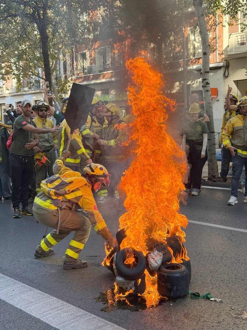 Fuego en las calles de Madrid como protesta por la situación del colectivo.