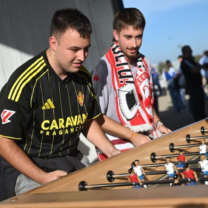 Aficionados de Zaragoza y Cultural se juegan el partido al futbolín...