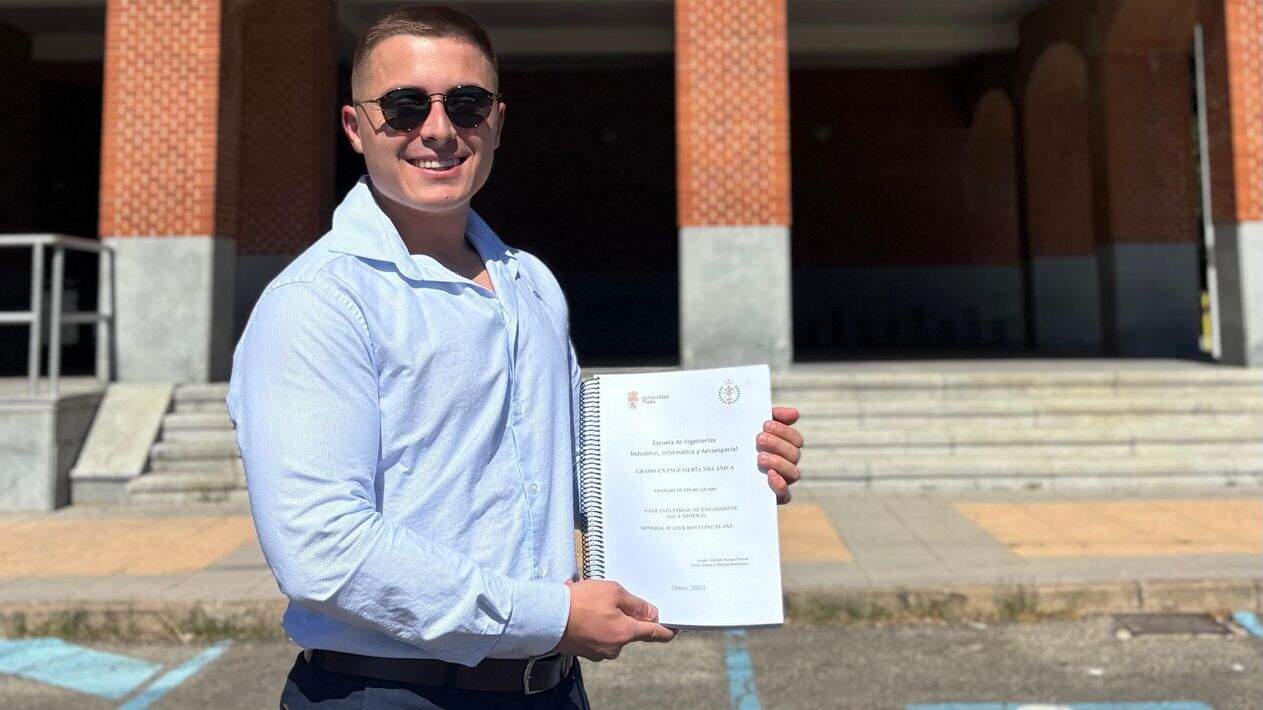 adrián Macías con su TFG