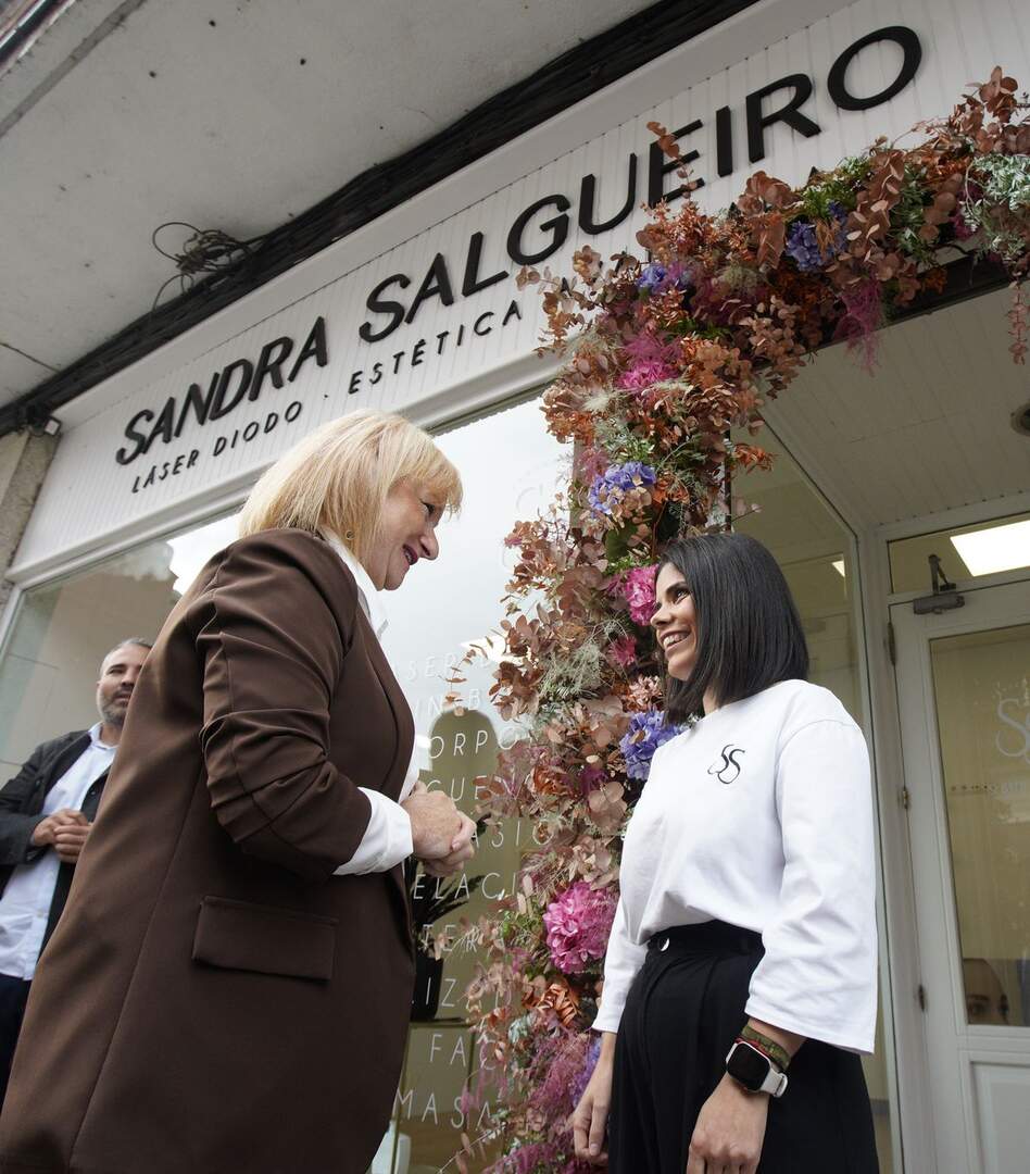 La consejera de Industria, Comercio y Empleo, Leticia García, durante su visita al centro estético Sandra Salgueiro de Ponferrada, beneficiario del programa al emprendimiento de Transición Justa. Foto: César Sánchez