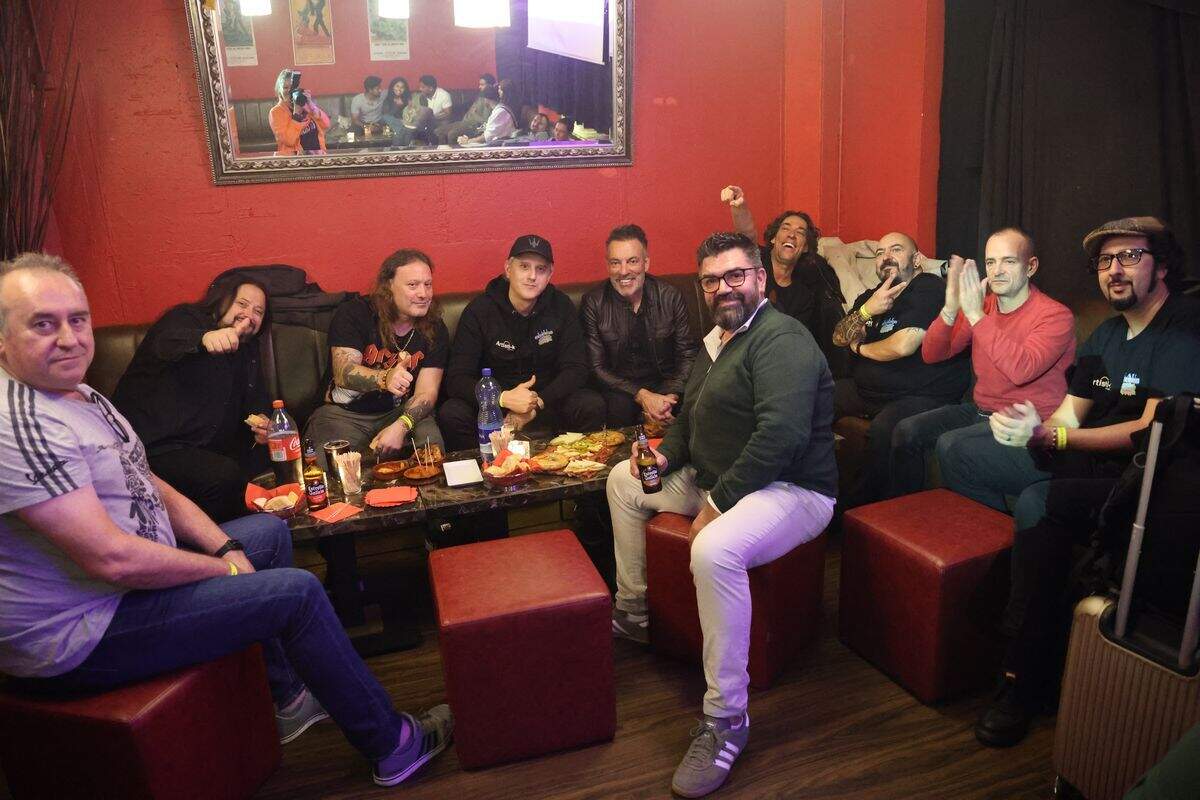 Café Quijano su equipo y en el centro de verde Claudio González (002)