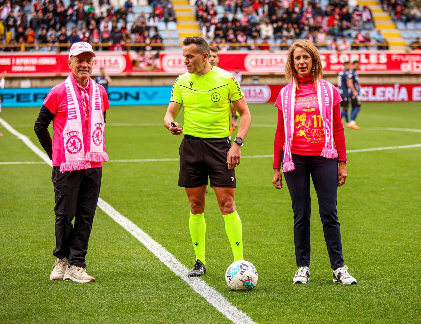 Los organizadores de la carrera de la Mujer, durante el saque de honor del partido de la Cultural. Foto: CyDL