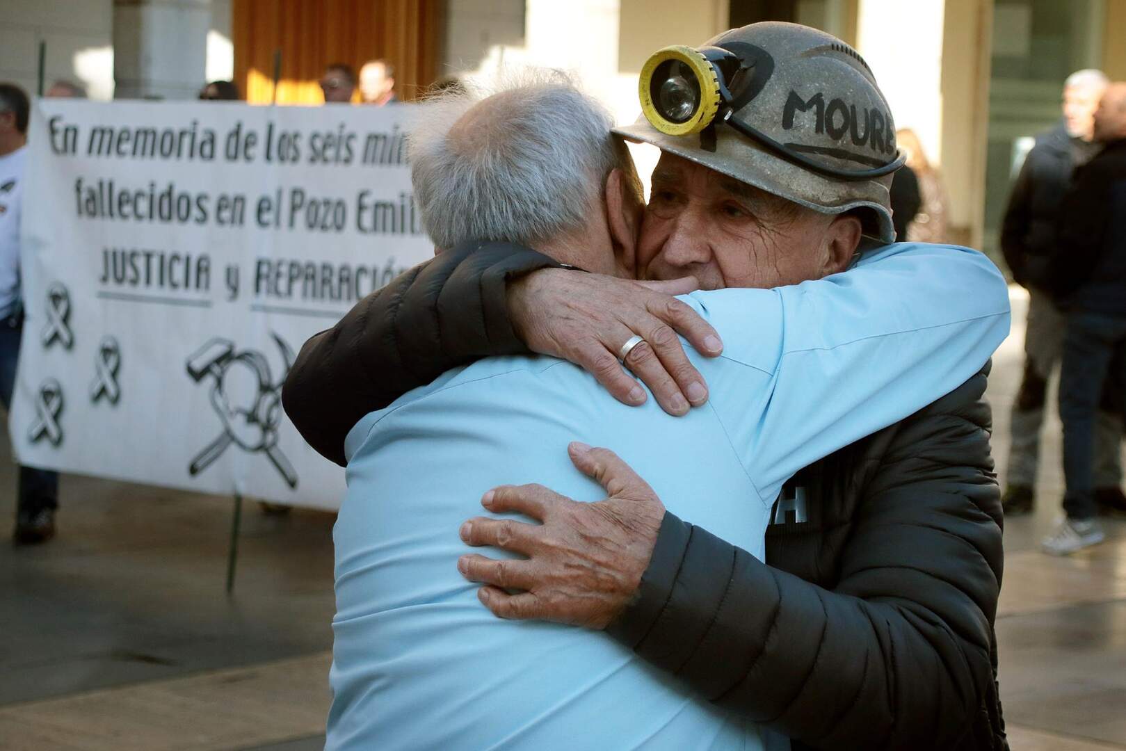 Familiares de los mineros muertos en la Hullera Vasco Leonesa protagonizan un recorrido por la capital leonesa en el decimosegundo aniversario de la tragedia. Foto: Peio García