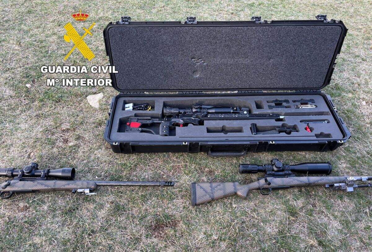 Parte de los rifles ilegales intervenidos en la operación del Seprona en Babia. Foto: Guardia Civil
