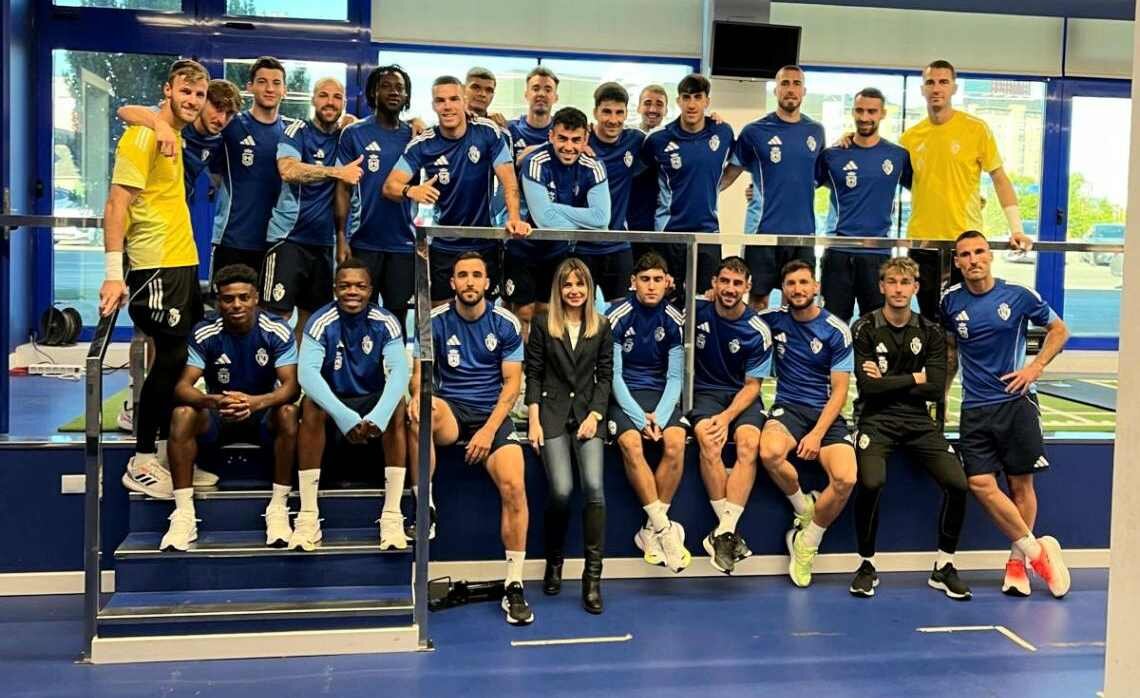 La doctora María Fernández Muiños (Universidad de León) junto al equipo de la SD Ponferradina durante el taller ‘Mindfulness y iderazgo con Valores’, enmarcado en la línea de investigación que explora el impacto del mindfulness y el estoicismo en la cohesión, la resiliencia y el liderazgo responsable.