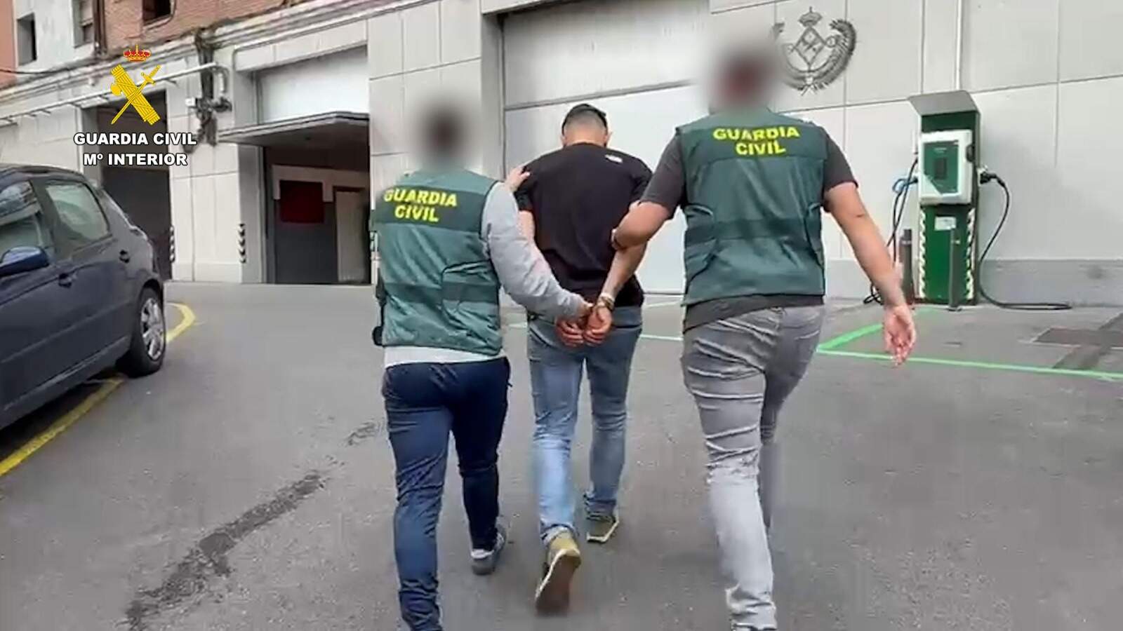 Efectivos de la Guardia Civil acompañando a uno de los detenidos.