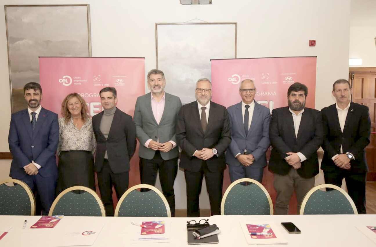 Foto de familia momentos antes de la presentación en la sede del CEL.