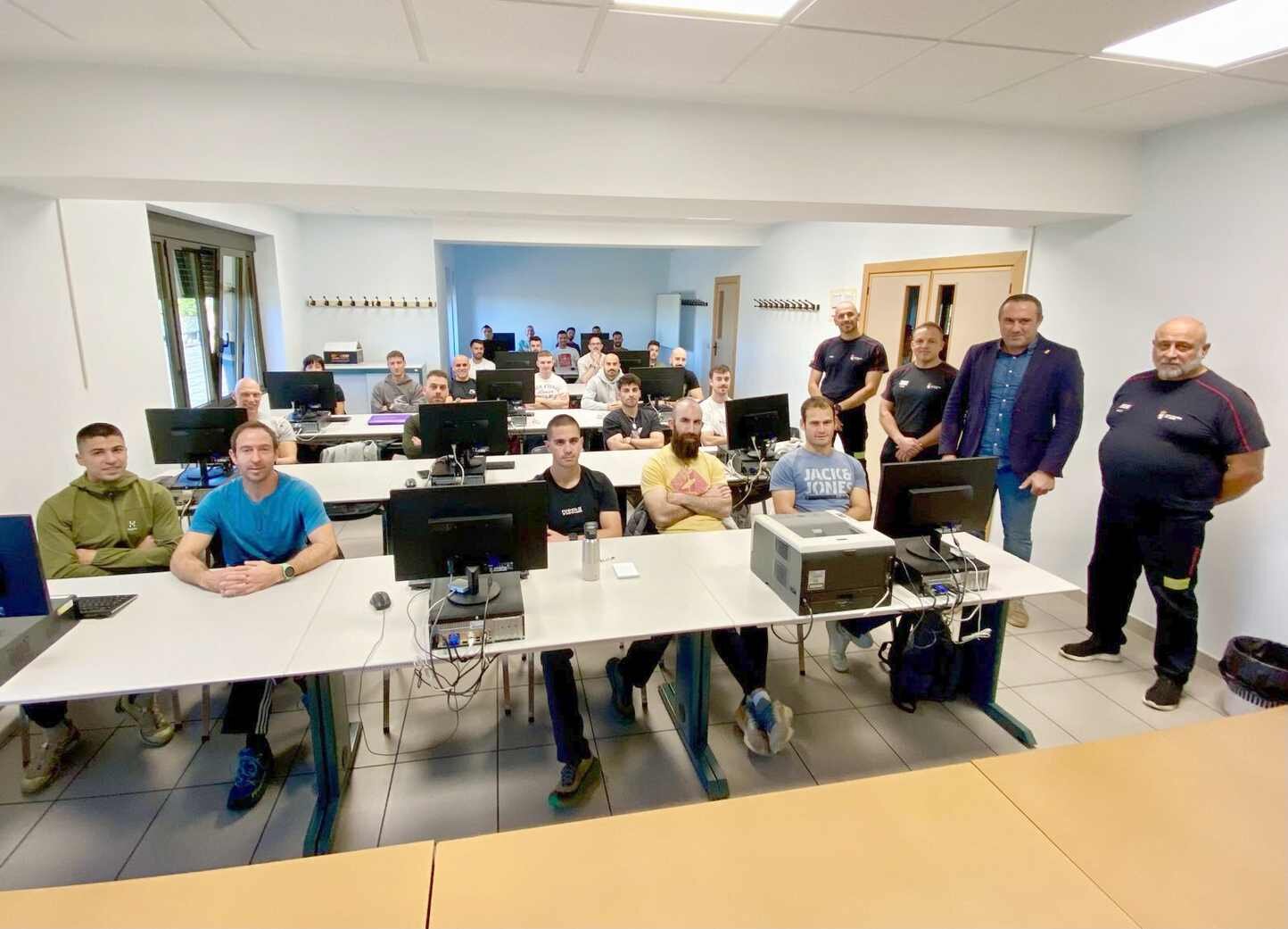 Los 25 bomberos que superaron la última oposición convocada por la Diputación de León comenzaron este lunes su periodo de formación en las instalaciones de San Cayetano, en la capital leonesa.