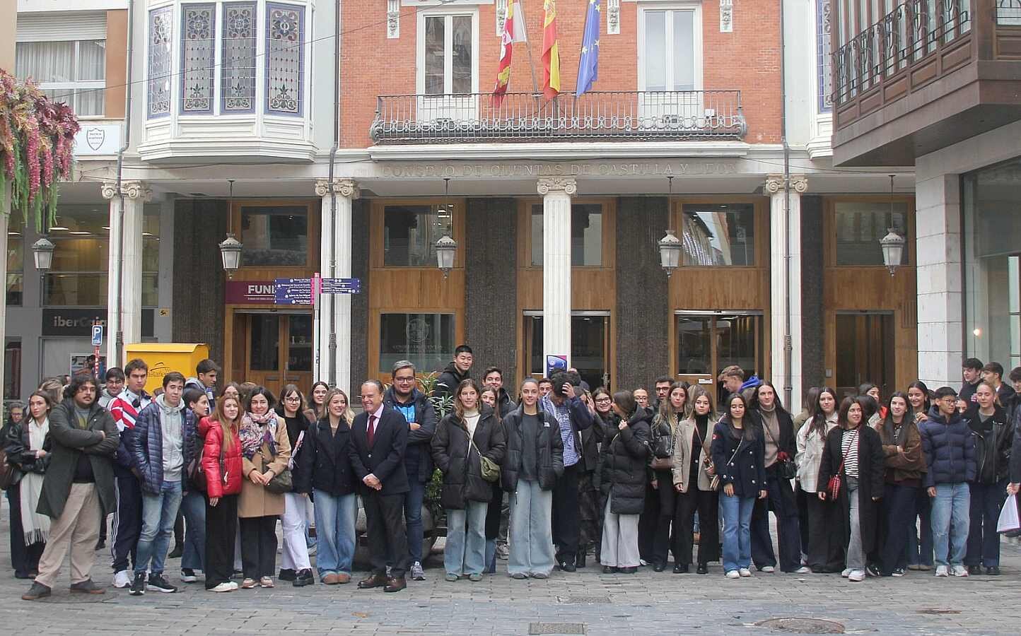 Los alumnos de Derecho de la Universidad de León, este jueves, junto a Mario Amilivia.