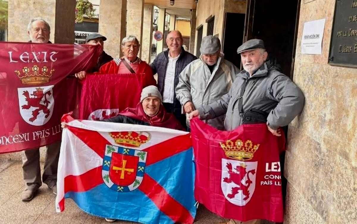 Representantes de UPL y Conceyu, junto al concejal leonesista de Bembibre.