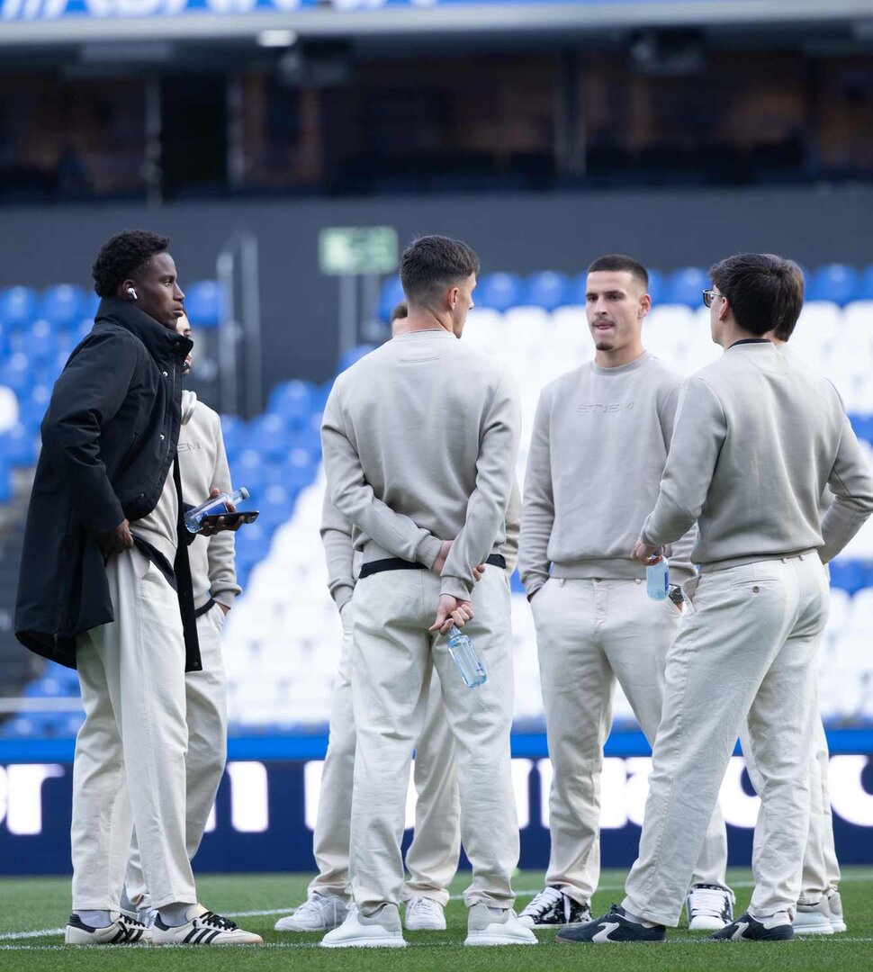 La plantilla de la Cultural sobre el césped de Riazor.