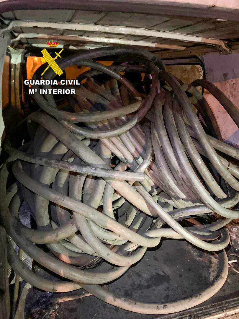 El cable sustraído en el interior de la furgoneta. Foto: Guardia Civil