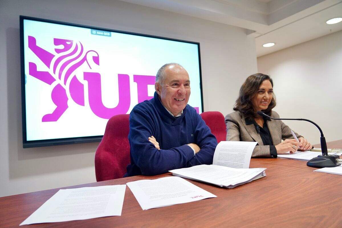 La secretaria general de UPL, Alicia Gallego, y el portavoz en el Ayuntamiento de León, Eduardo López Sendino, comparecen para hablar sobre la contratación de los conciertos del 23 de abril. Foto: Campillo