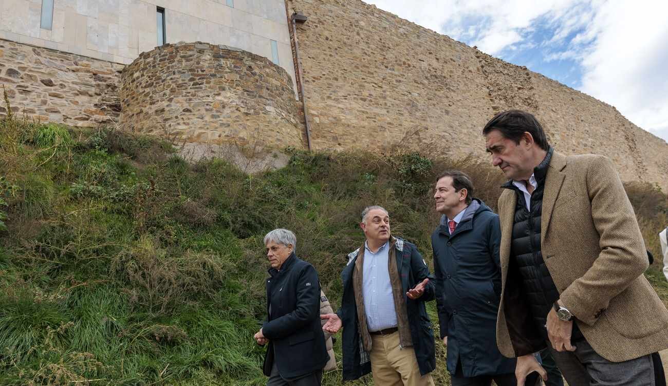 El presidente de la Junta de Castilla y León, Alfonso Fernández Mañueco, visita la muralla romana de Astorga tras una actuación realizada por el Ejecutivo autonómico