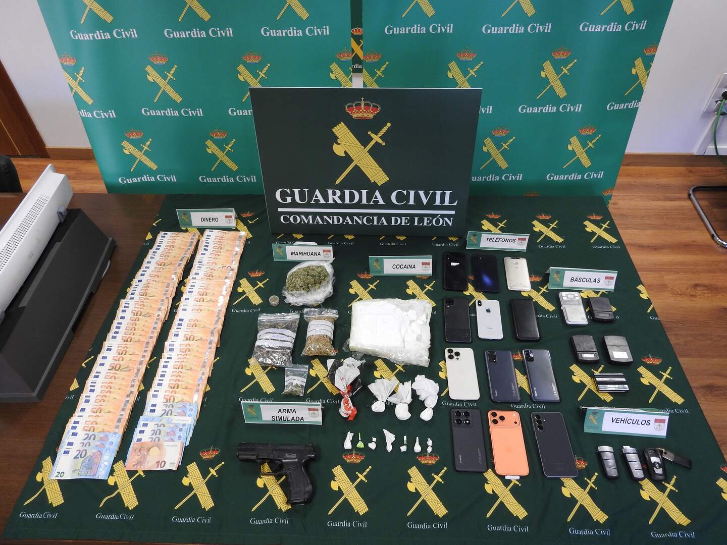 En los registros practicados, la Guardia Civil encontró un kilo de cocaína así como 7.000 euros en efectivo, móviles y herramientas para el tratamiento y manipulación de la droga. Foto: Guardia Civil