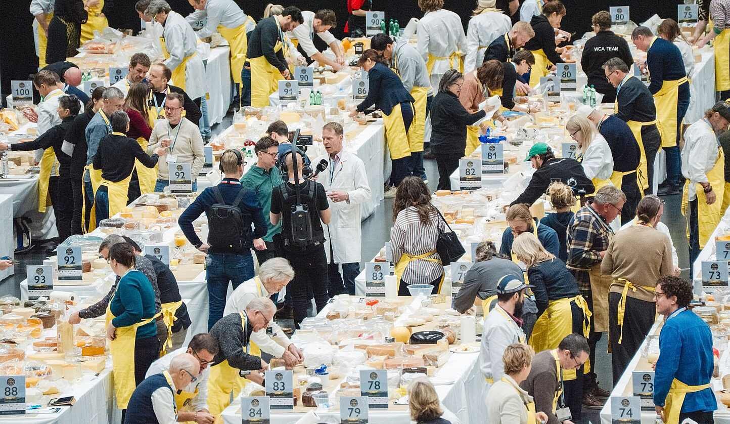 Un instante de la competición en los World Cheese Awards 2025.