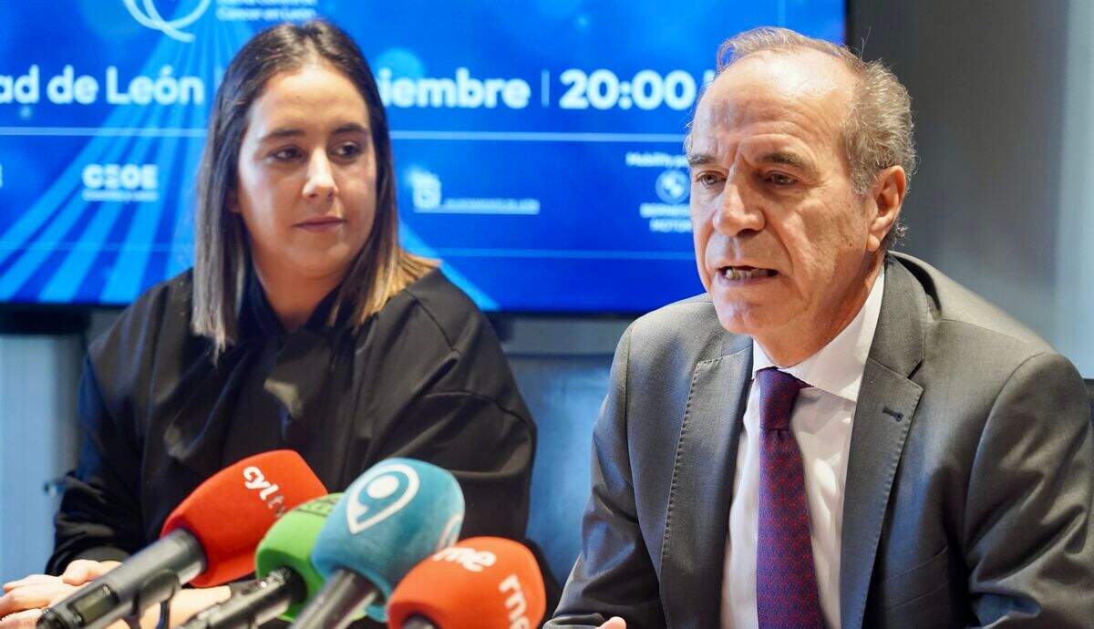 El presidente de la Federación Leonesa de Empresarios, Juan María Vallejo, da a conocer a los galardonados con la distinción de Menciones Especiales que concede la patronal con motivo del Día de la Empresa 2025