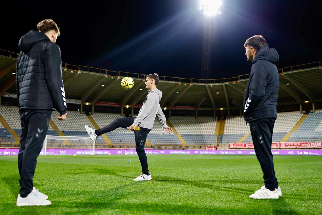 Los jugadores del Málaga, este lunes, en el Reino de León.