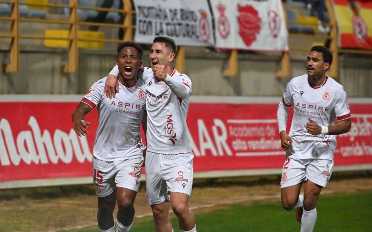 Ribeiro celebra con Manu Justo su gol en el Reino de León.
