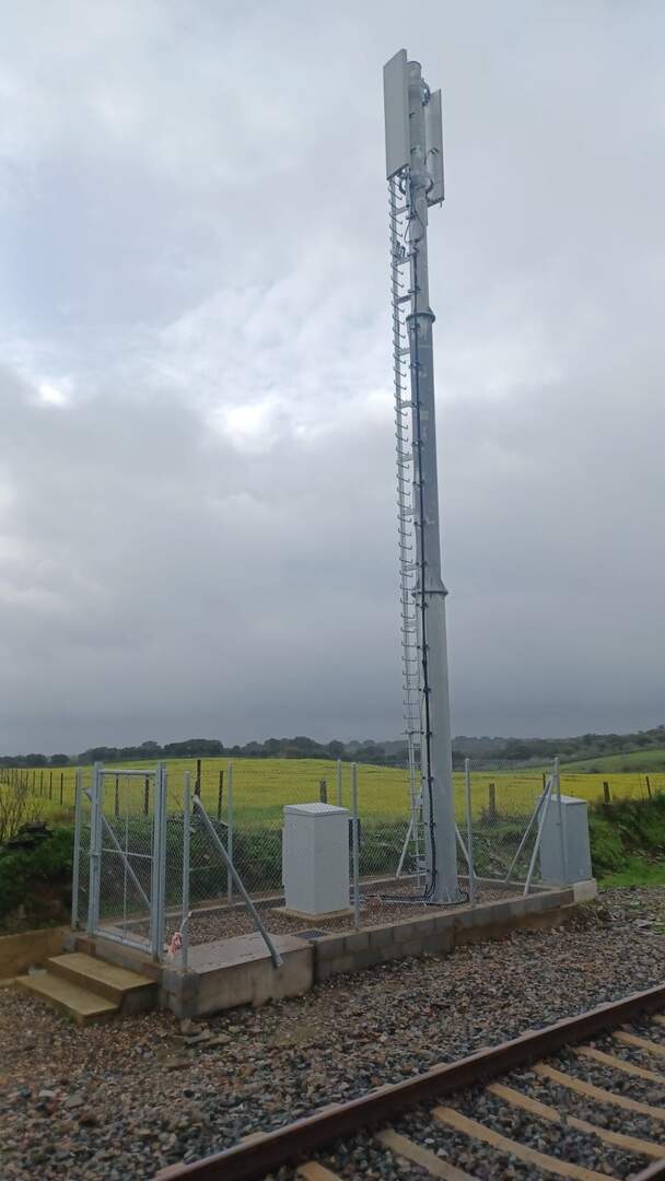 Una de las torres del sistema de telecomunicaciones móviles GSM-R de la Variante de Pajares. Foto: Adif