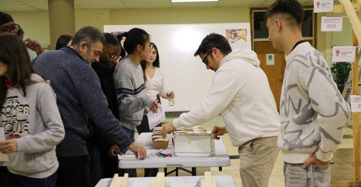 Actividad FAB LAB León en el hall de la Facultad de Filosofía y Letras.