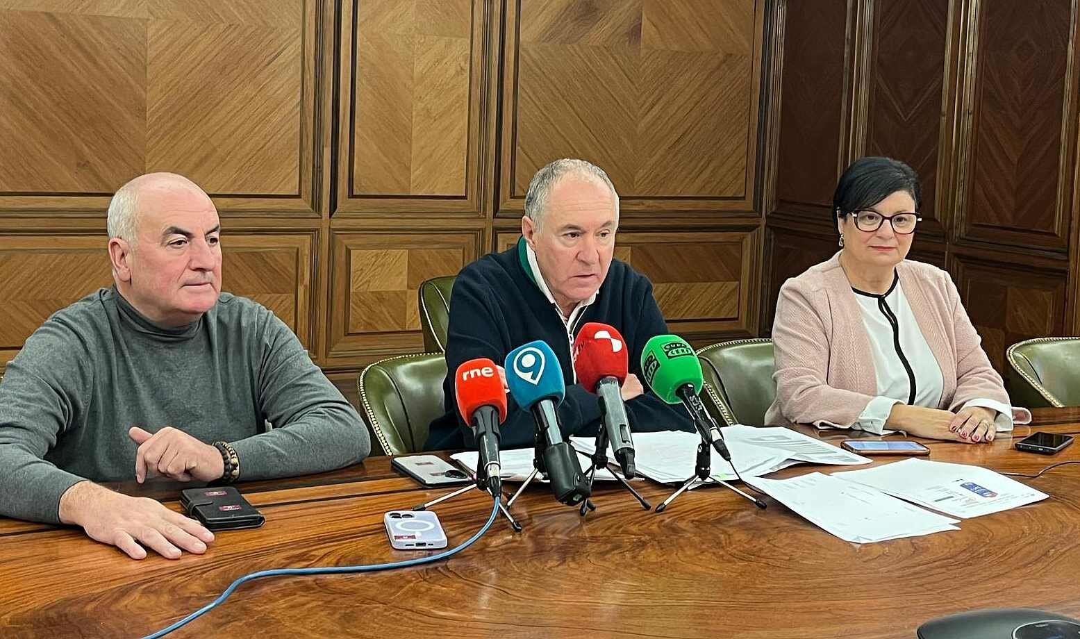 Rueda de prensa ofrecida por López Sendino, junto a dos de sus concejales.