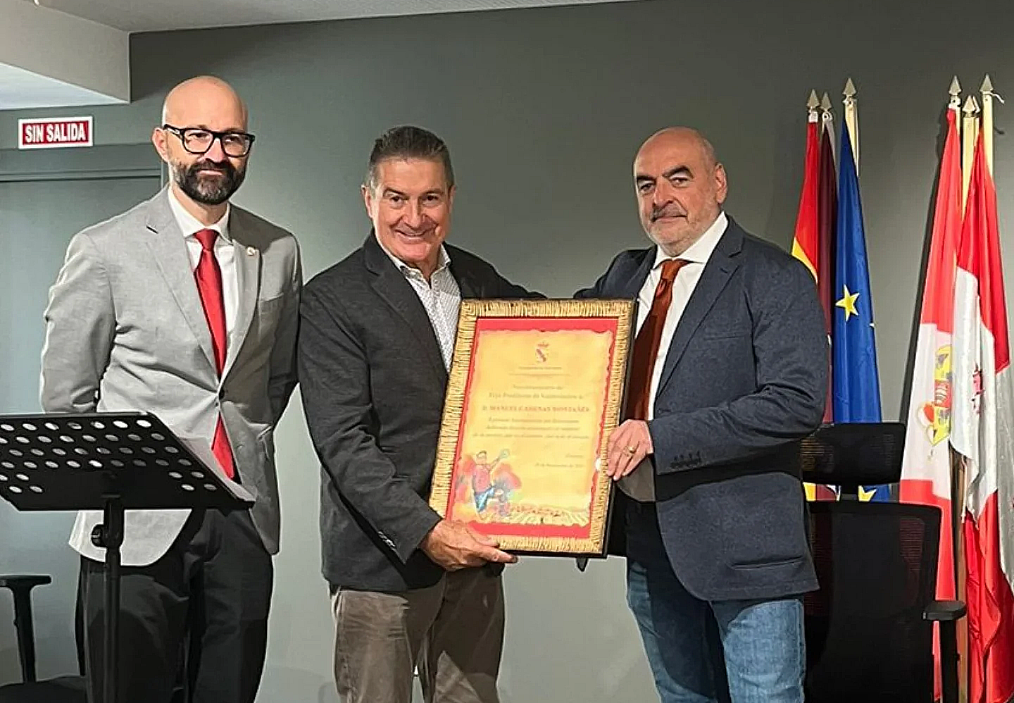 Manolo Cadenas, en el momento de ser distinguido como hijo predilecto de Valdevimbre.