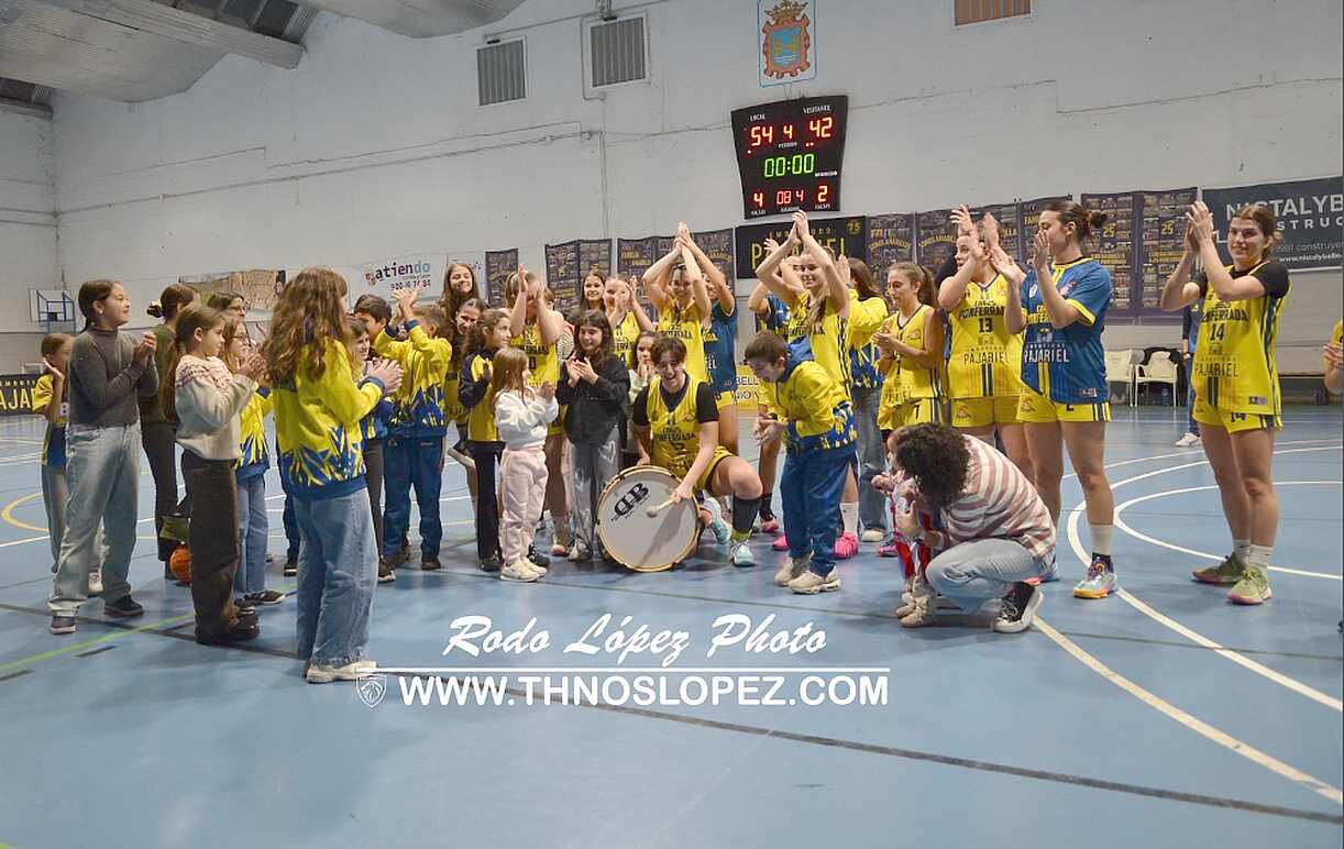 Las jugadoras del Embutidos Pajariel celebran su victoria: Foto Rodo López Photo www.thnoslopez.com