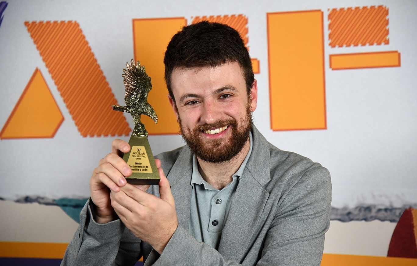 El productor Óscar Villarroya recoge el Premio a Mejor Cortometraje para Polígono X, de Néstor López