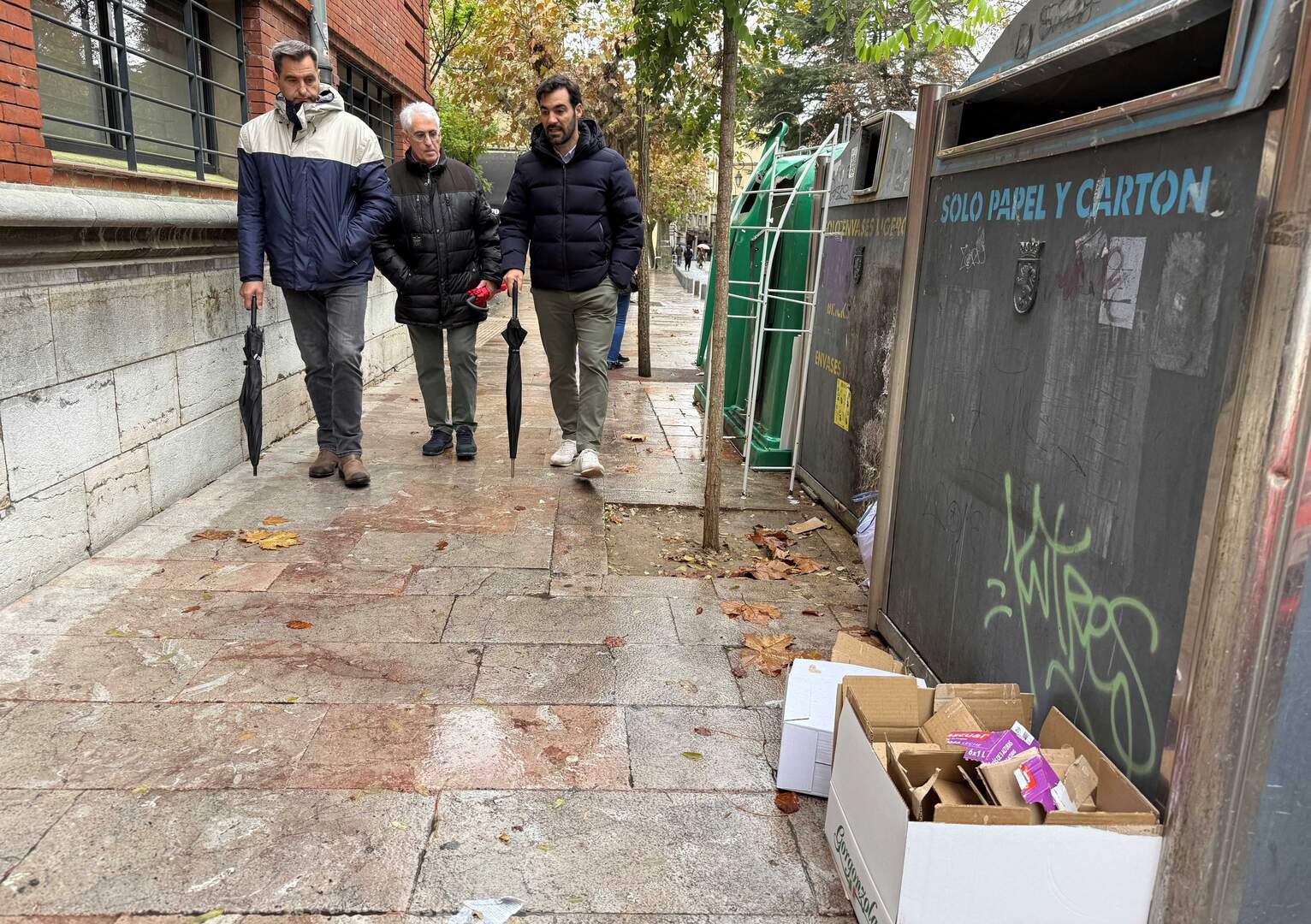 Un momento del recorrido de los ediles populares con el presidente de la Asociación de Vecinos de Santa Marina. Foto: PP
