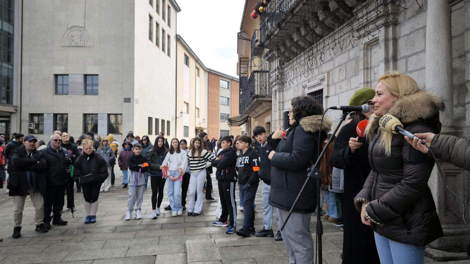 Más de 800 personas desafían a la lluvia para bailar por la inclusión en el Día de las Personas con Discapacidad en Ponferrada. Foto: Ical