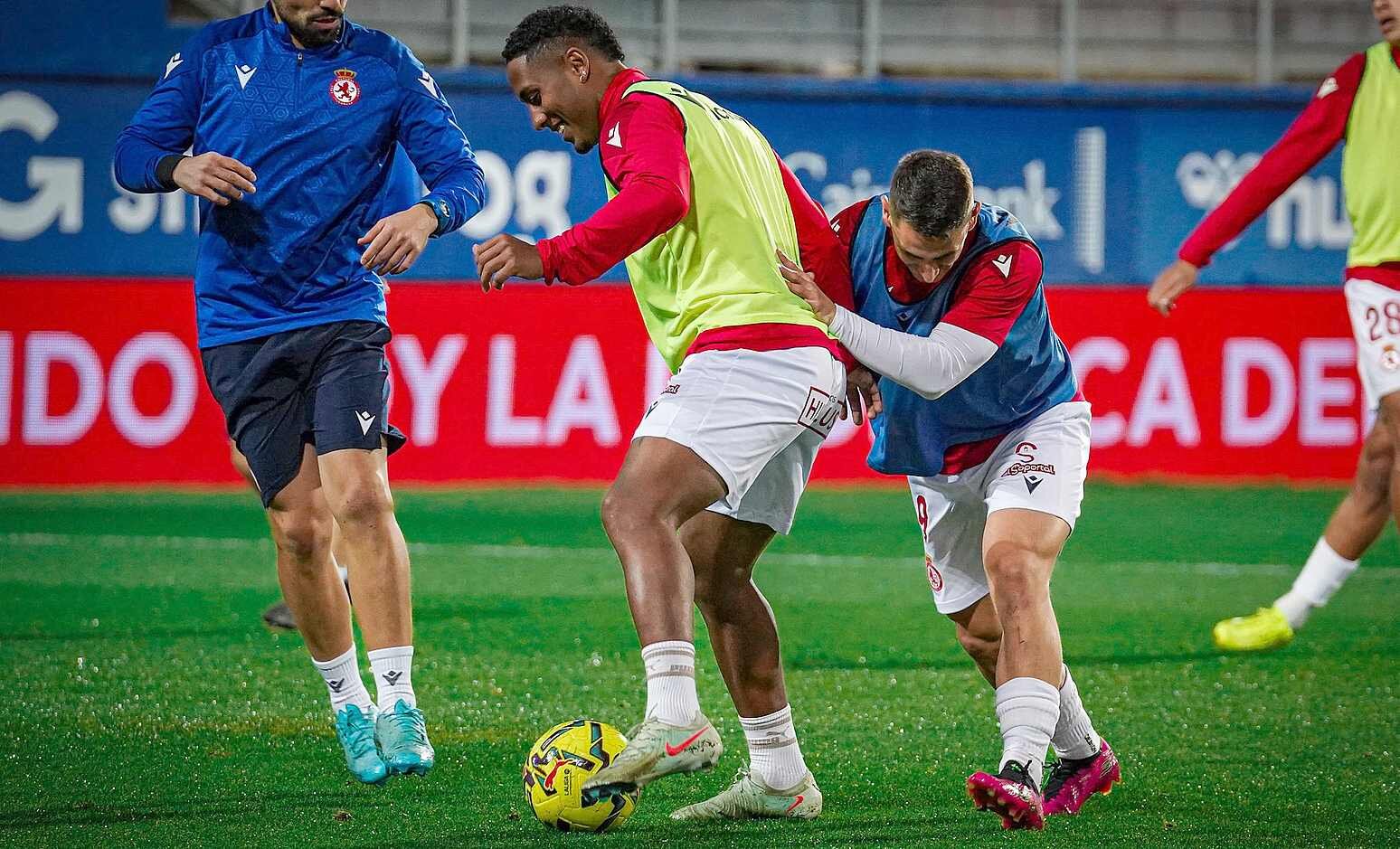 Ribeiro, durante el calentamiento en Ipurúa.