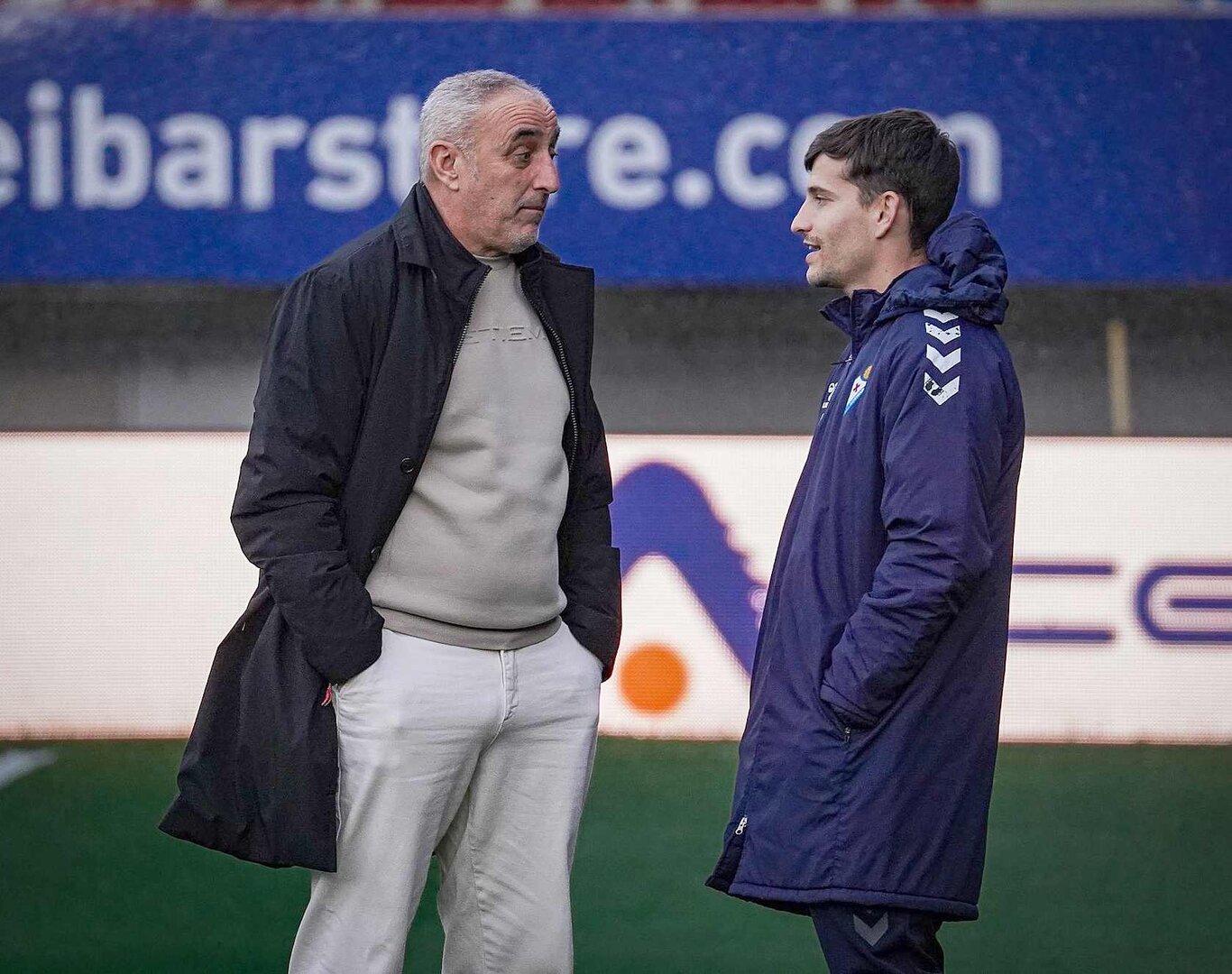 Luis Ballesteros conversa con Toni Villa en la antesala del partido.