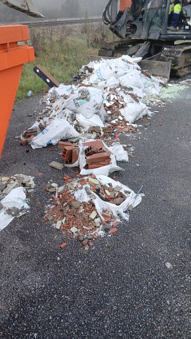 Maquinaría de Medio Ambiente limpiando residuos en Ponferrada. Foto: Ayto. Ponferrada