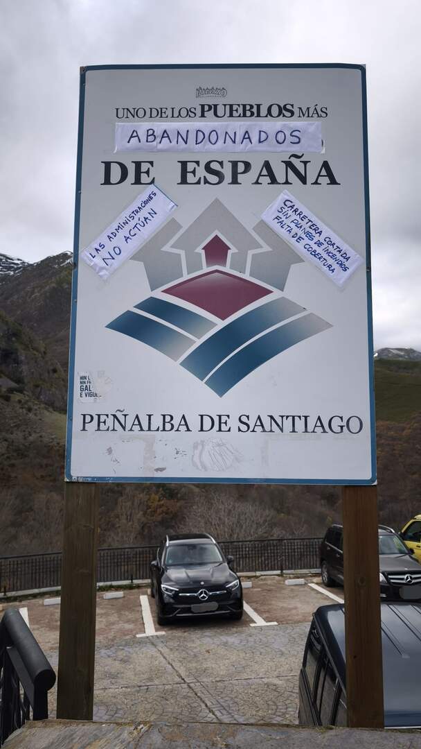 Cartel de Peñalba de Santiago intervenido por los vecino en protesta por el abandono institucional. Foto: AV
