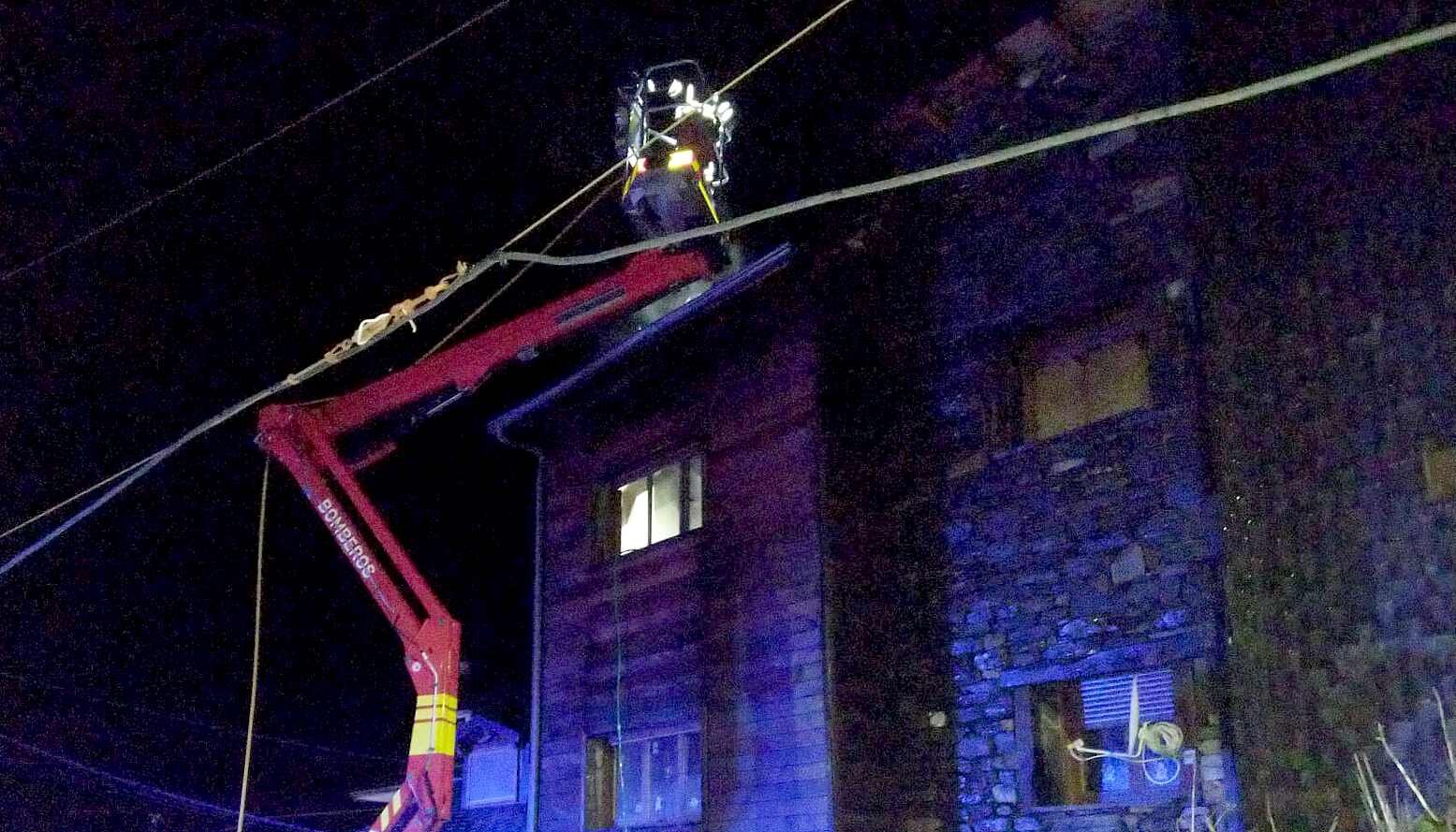 Efectivos del Sepeis, durante la intervención en altura en el lugar del incendio.