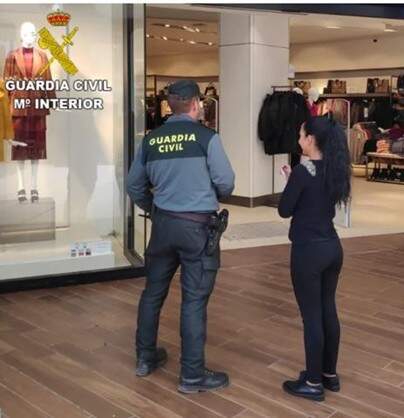 Un agente de la Guardia Civil durante la operación en el centro comercial. Foto: Guardia Civil
