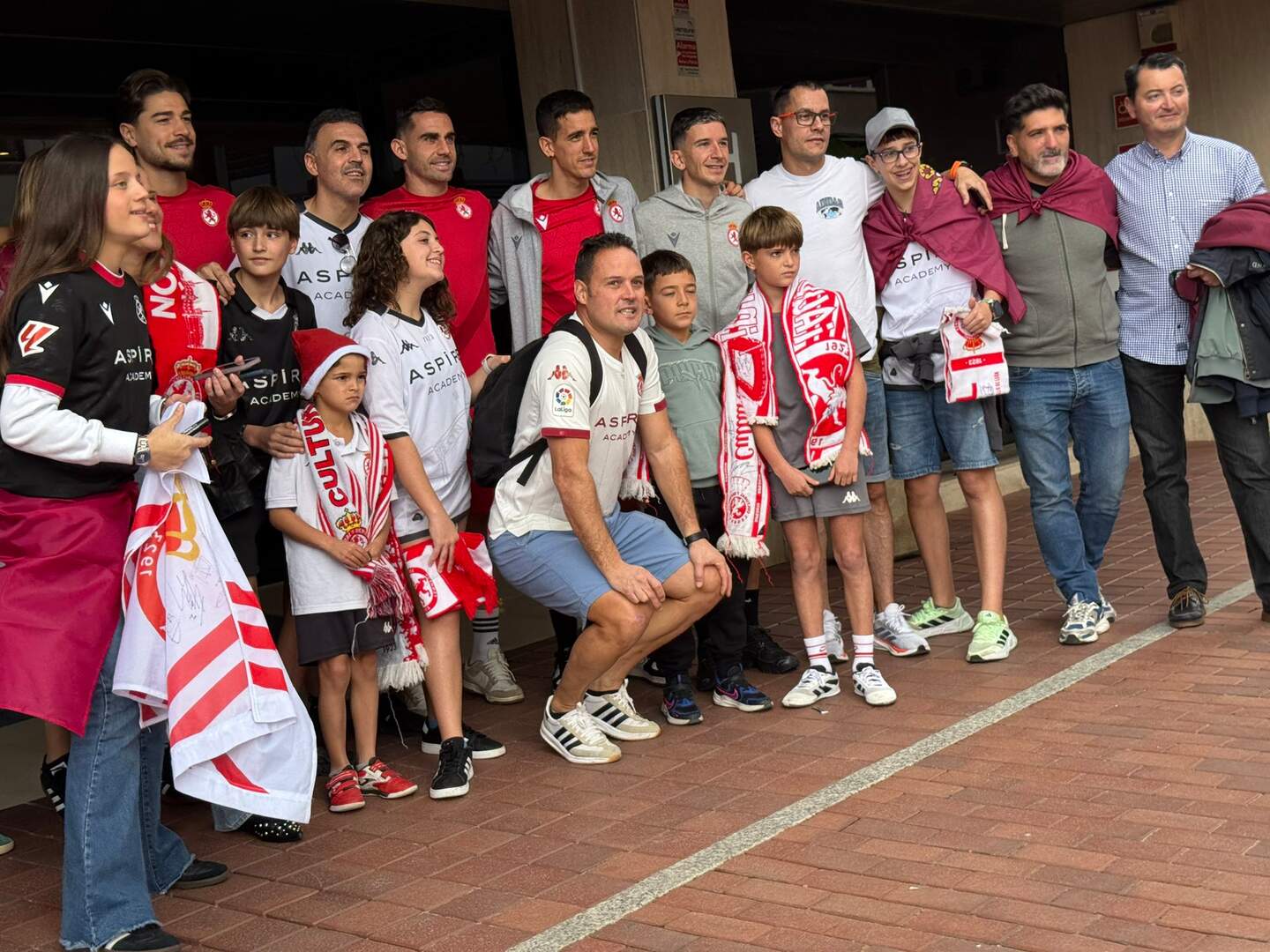 Aficionados de la Cultural se fotografían con los jugadores en Las Palmas.