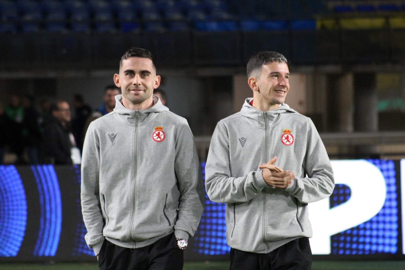 Los jugadores, sobre el terreno de juego de Las Palmas.