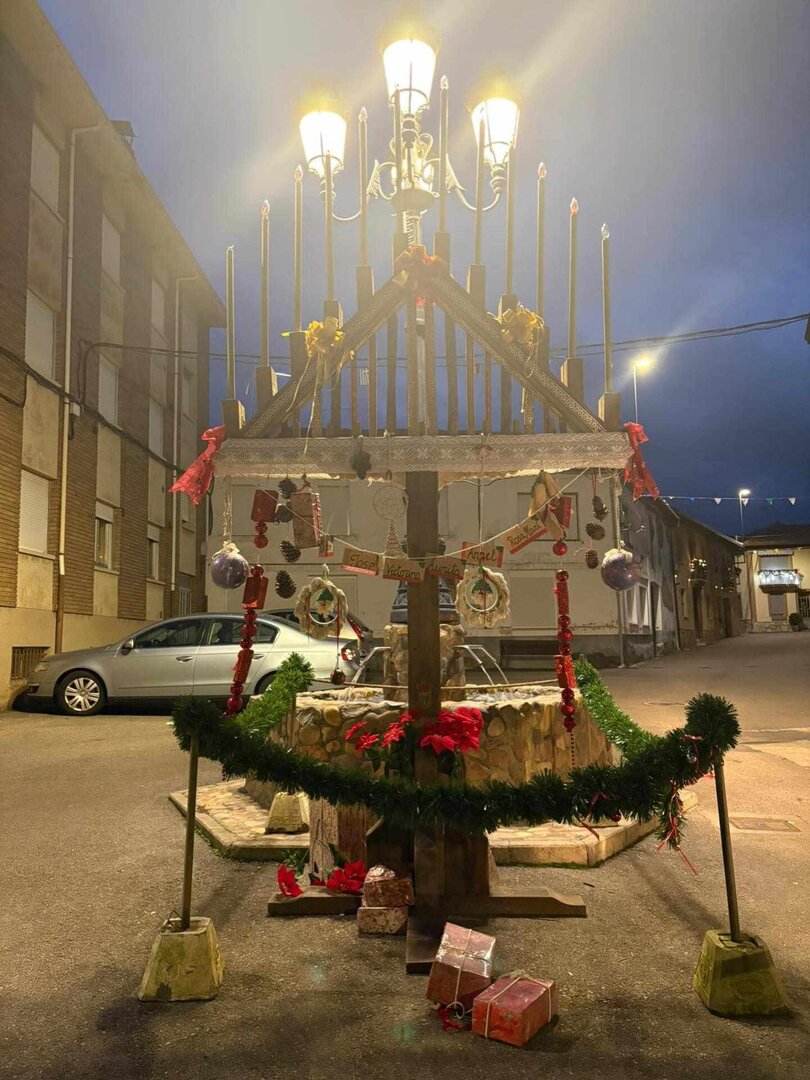 La localidad mantiene viva una tradición en la que los nombres de los vecinos fallecidos durante el año forman parte del acto comunitario navideño.