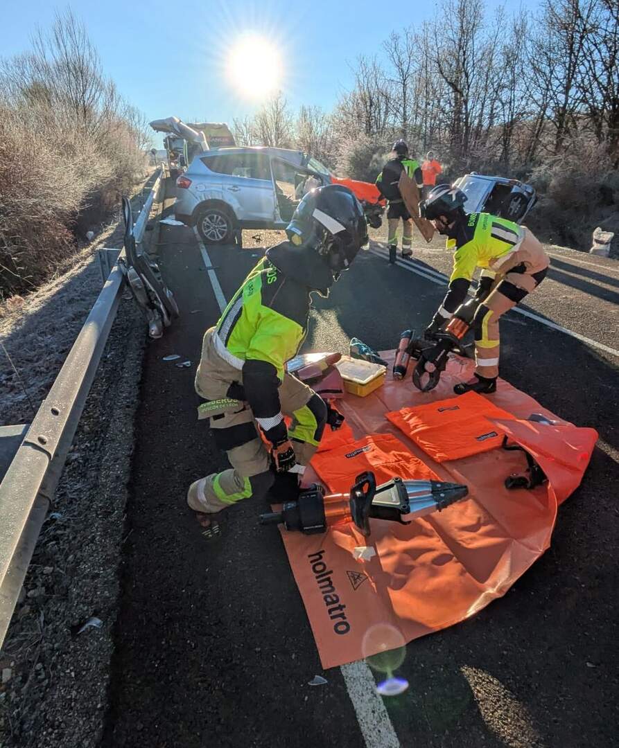 Los Bomberos del Sepeis de Diputación, durante su intervención para excarcelar a la persona atrapada. Foto: Bomberos Sepeis.