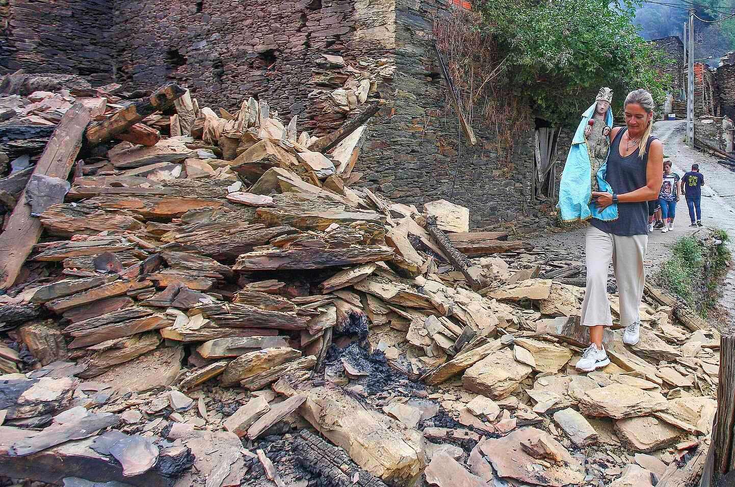 La Santa de Lusio (León), vuelve a la iglesia tras el incendio que ha arrasado el pueblo