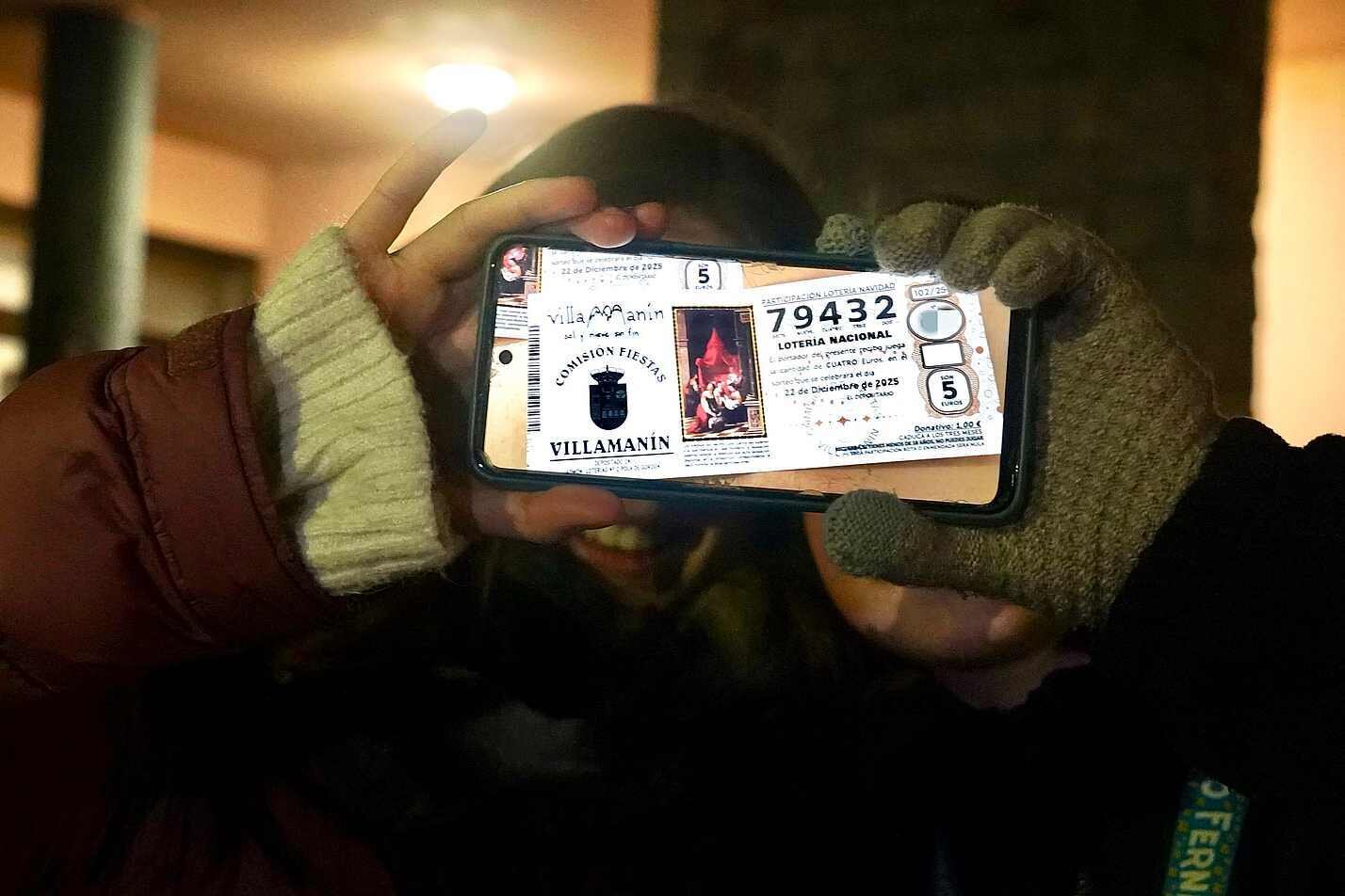 Reunión entre la Comisión de Fiestas de Villamanín y los vecinos premiados con el gordo de la Lotería de Navidad