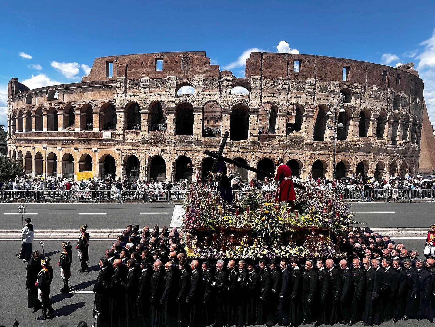 La Cofradía del Dulce Nombre de Jesús Nazareno de León participa en la Gran Procesión organizada con motivo del Jubileo de las Cofradías en Roma.