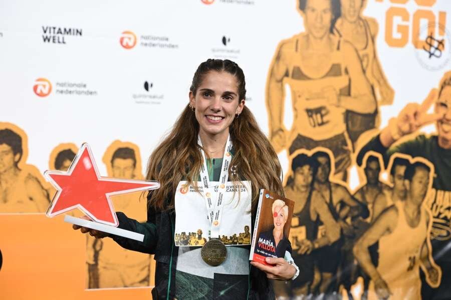 Marta García celebra la victoria en la San Silvestre Vallecana.