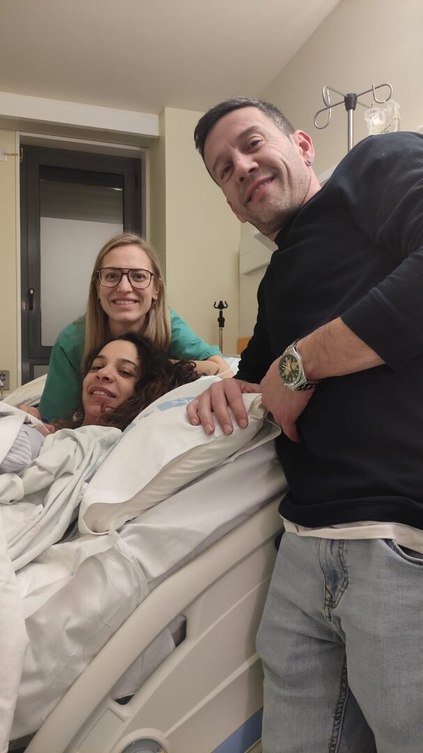 Sienna, la primera bebé de 2026, junto a sus padres y la profesional que la atendió. Foto: Caule