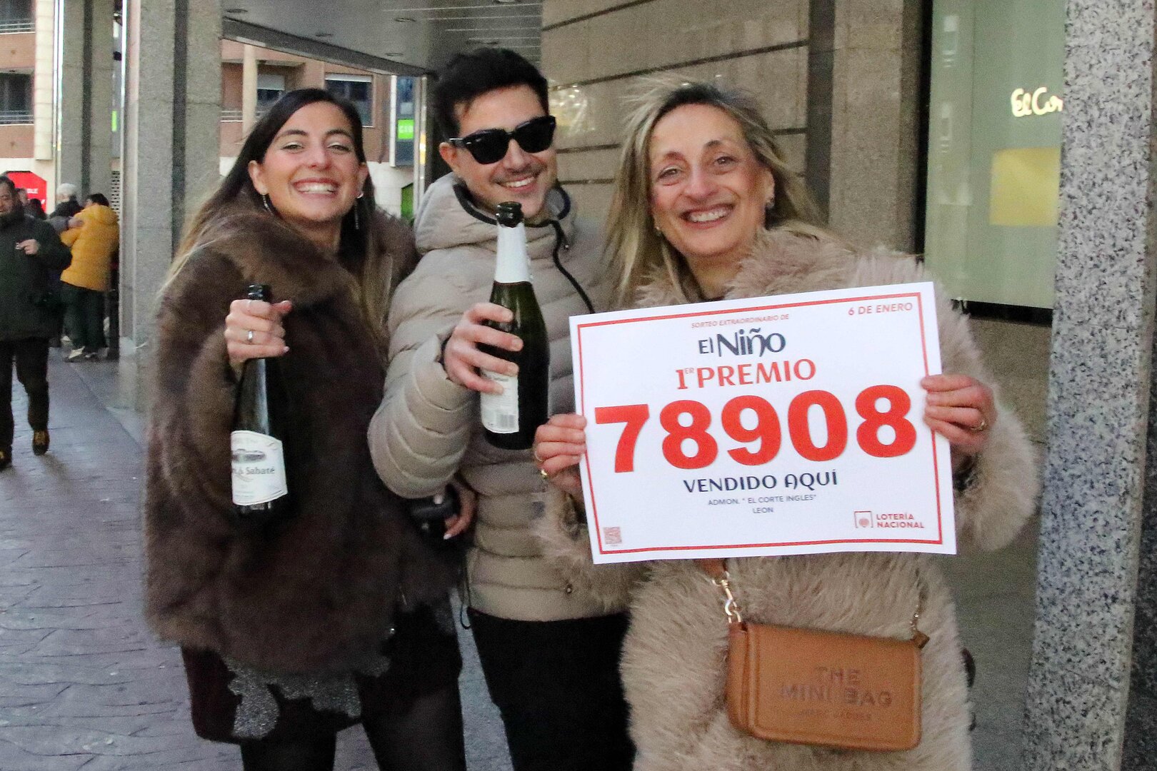Los afortunados del pasado año celebran el premio de El Niño a las puertas de El Corte Inglés de León.