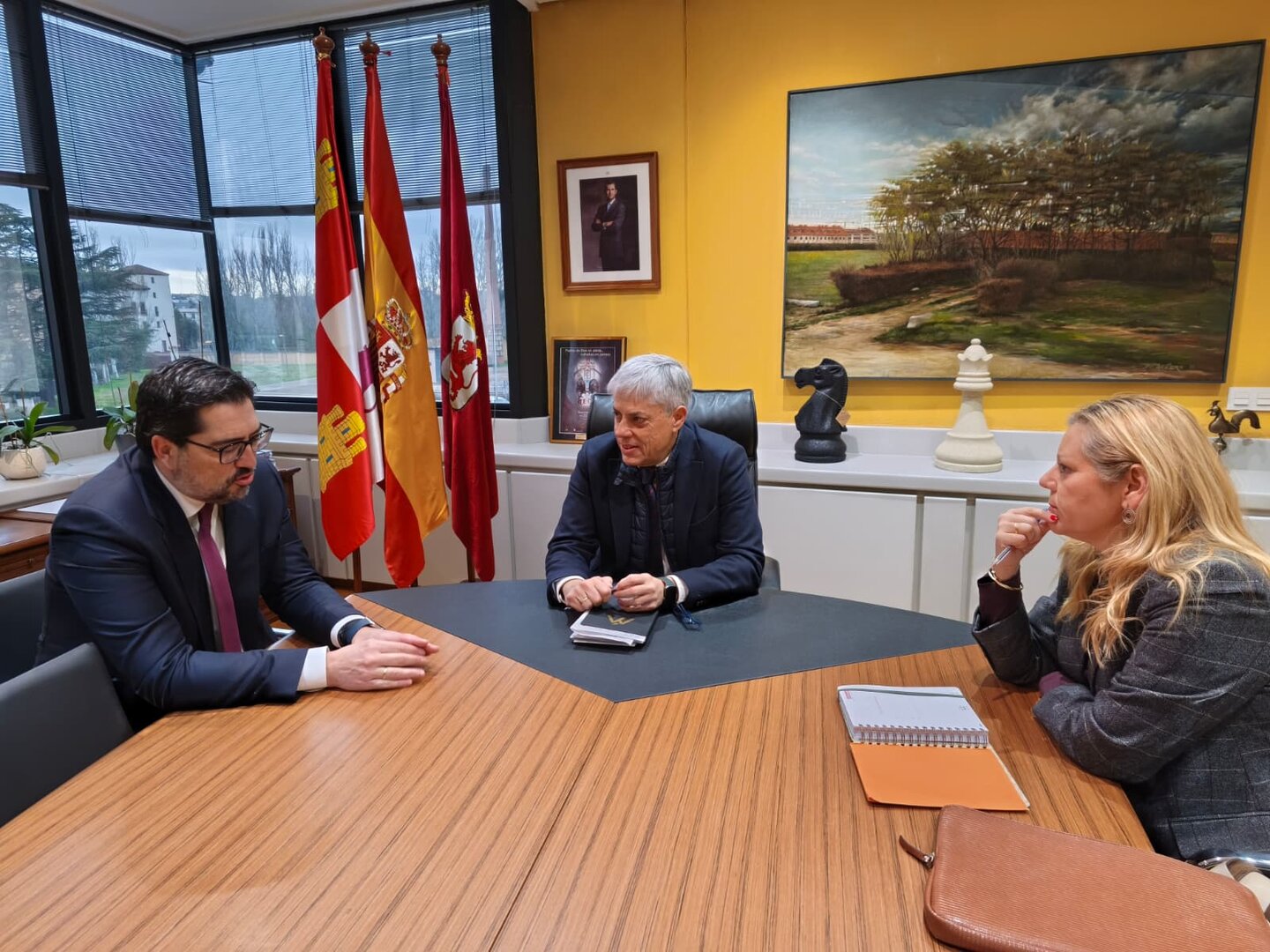 El nuevo decano del Colegio de Abogados, David D. Revilla, conversa con el delegado territorial Eduardo Diego, en presencia de María Aránzazu Gutiérrez. Foto: JCyL