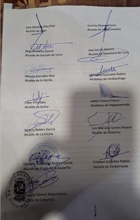 Firmas de los alcaldes en la declaración de la Plataforma en Defensa de Feve.