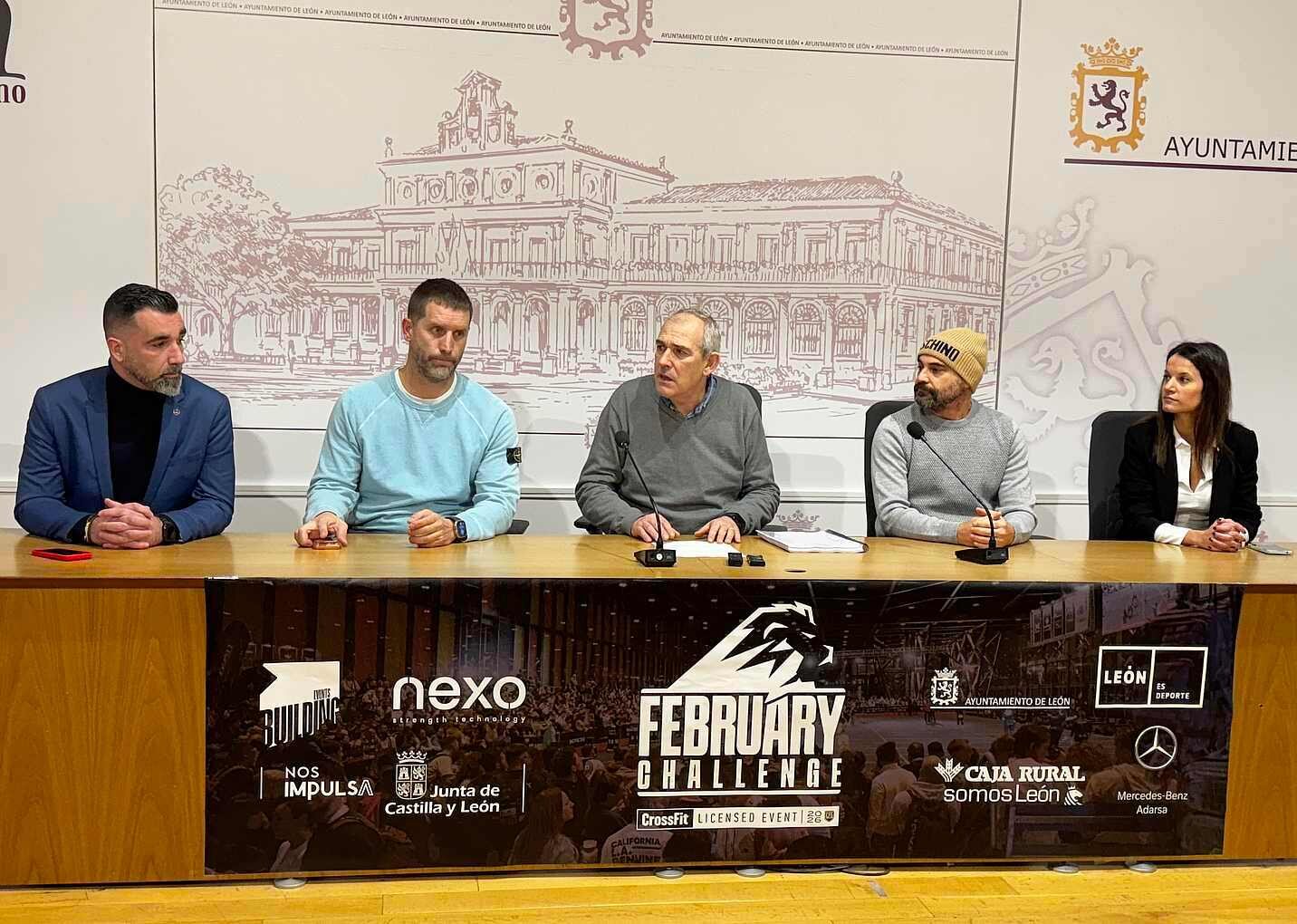 El concejal de Deportes, Vicente Canuria, en el centro durante su presentación.